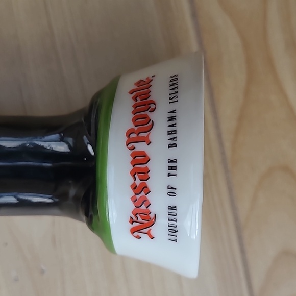 Vintage Nassau Royale Liqueur of the Bahama Islands 7" Decanter Bottlefleamark - Picture 2 of 3
